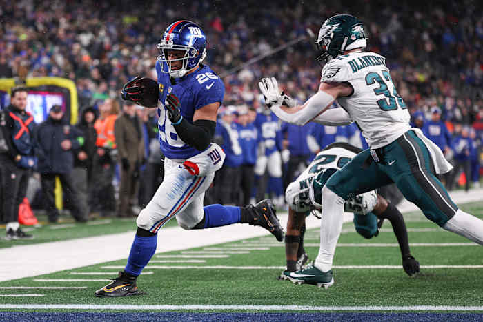 Saquon Barkley scores a TD against the Eagles, a team he will join after signing a big contract in free agency